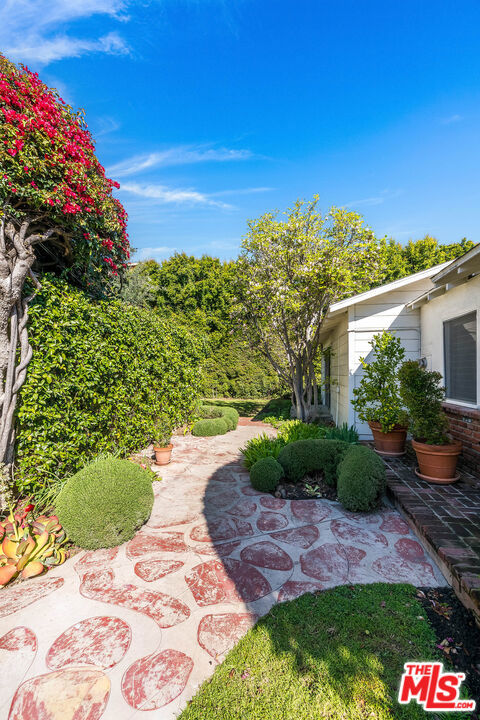 10941 Peach Grove Street, Toluca Lake CA: https://media.crmls.org/mediaz/767509c6-4dd5-436f-af66-a0e60093362c.jpg