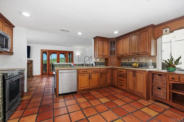 15778 Camino Crisalida, San Diego CA: https://media.crmls.org/mediaz/76757e29-39c7-4317-89d9-7020f505962b.jpg