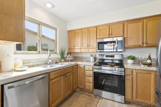 4469 Albatross Way, Oceanside CA: https://media.crmls.org/mediaz/767584be-65a5-4cce-9ebd-5bb155e6d93d.jpg