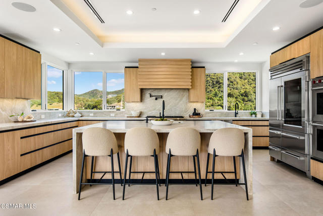 118 Giles Road, Lake Sherwood CA: https://media.crmls.org/mediaz/7675d2ea-bb1b-42d0-a85f-7cec4242fac3.jpg
