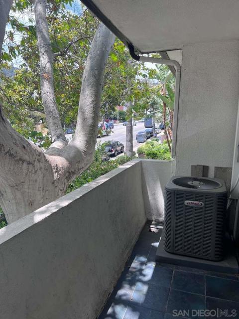 1318 Crescent Heights Blvd, West Hollywood, California 90046, 2 Bedrooms Bedrooms, ,2 BathroomsBathrooms,Condominium,For Sale,Crescent Heights Blvd,240014214SD