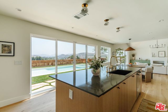 29204 Deep Shadow Drive, Agoura Hills CA: https://media.crmls.org/mediaz/76773234-a385-42e6-b211-2ae920c3c988.jpg