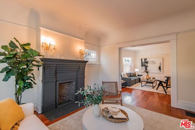 2057 S Oxford Avenue, Los Angeles CA: https://media.crmls.org/mediaz/7677409a-ffb6-402f-8ffc-047a3efabf93.jpg