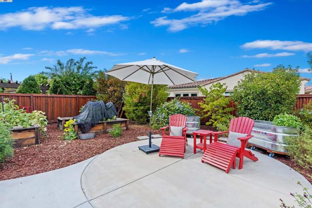 2062 Reserva Ct, Brentwood CA: https://media.crmls.org/mediaz/767747e5-b1b8-4fe8-a3fe-263baf647adc.jpg
