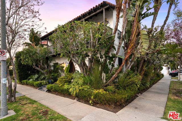 500 N Genesee Avenue, Los Angeles CA: https://media.crmls.org/mediaz/7677b0b4-3993-46d8-acdd-b1d93c5e1e29.jpg