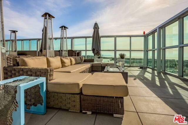 13700 Marina Pointe Drive, Venice CA: https://media.crmls.org/mediaz/767805bc-c8ec-4a39-b9cd-e83b90d07499.jpg