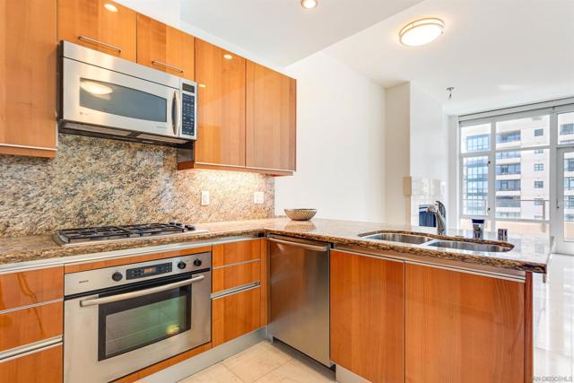 550 Front St, San Diego CA: https://media.crmls.org/mediaz/76784e98-c4e7-4fe2-80f2-86a688a459e3.jpg