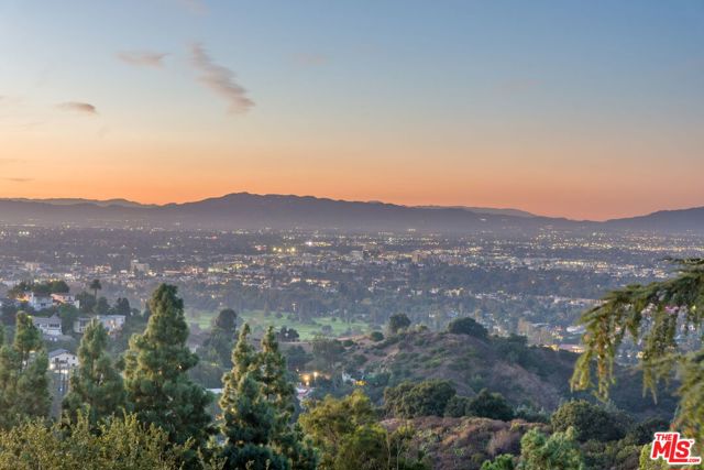 3527 Wonder View Drive, Los Angeles CA: https://media.crmls.org/mediaz/76786d3a-a351-4688-a1b7-f647f9f2f179.jpg