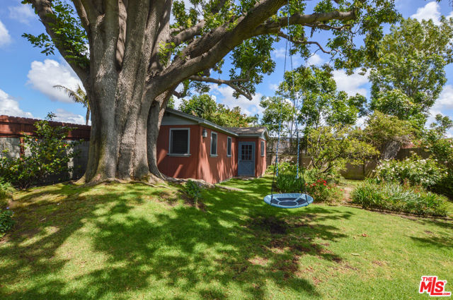 11136 Lucerne Avenue, Culver City CA: https://media.crmls.org/mediaz/767c2bcd-10f1-4373-a9e0-332d54d9274f.jpg