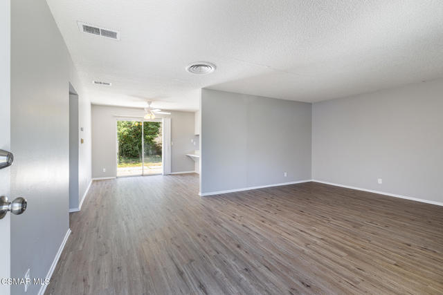 1077 Haven Avenue, Simi Valley CA: https://media.crmls.org/mediaz/767ceaf2-57b3-41ea-a6fb-eab1bd391c86.jpg