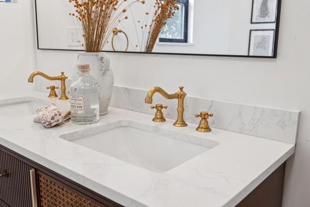 1728 Cambridge Dr, Alameda CA: https://media.crmls.org/mediaz/767d6606-1b76-42b9-baa4-a6b7f5f37589.jpg