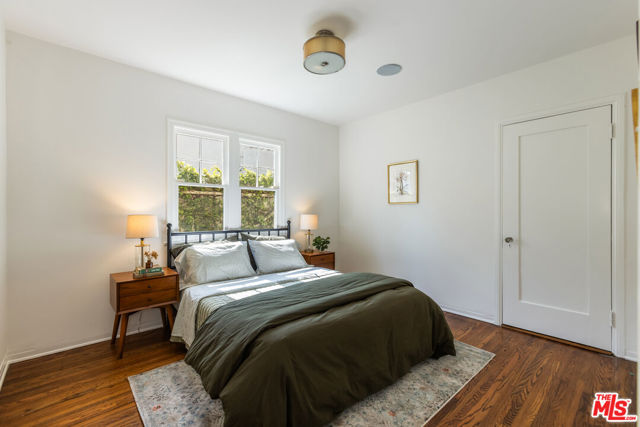 7361 Oakwood Avenue, Los Angeles CA: https://media.crmls.org/mediaz/767d6ce9-461d-4904-9ae8-0de2e525fe59.jpg