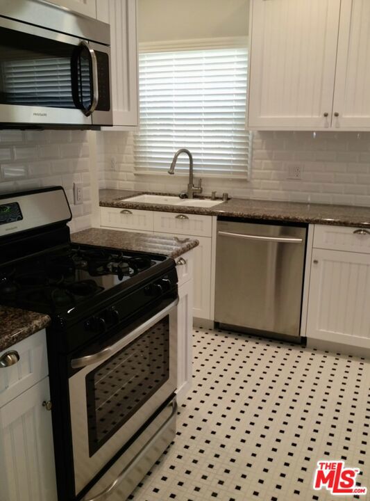 347 N Curson Avenue, Los Angeles CA: https://media.crmls.org/mediaz/767ead16-ab58-4c78-a0d1-31c080ad5783.jpg