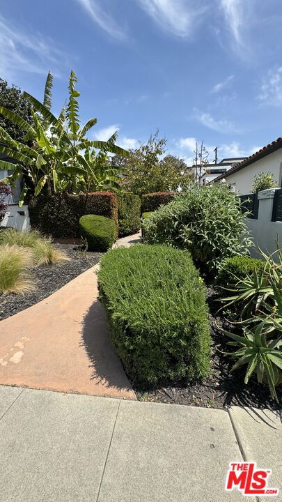 650 656 Park Avenue, Long Beach CA: https://media.crmls.org/mediaz/767ef879-171e-4380-b4ba-1e44b27afac8.jpg
