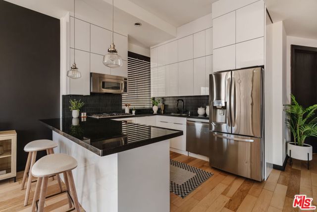 655 S Hope Street, Los Angeles CA: https://media.crmls.org/mediaz/767f5358-a52f-4086-a312-879bf977c803.jpg