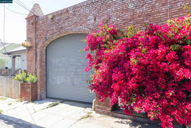 2521 San Pablo Ave, Oakland CA: https://media.crmls.org/mediaz/76808c73-f664-4b97-8887-1988f7aeb39a.jpg
