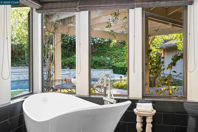 225 Vagabond Ct, Alamo CA: https://media.crmls.org/mediaz/7680c80a-73ba-4bfe-83e2-15d904817c67.jpg