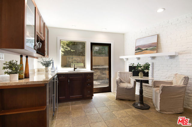 3908 Fairway Avenue, Studio City CA: https://media.crmls.org/mediaz/7680dd1d-4ff5-4299-a574-4731ef891968.jpg