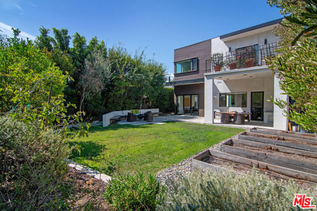 362 N Norton Avenue, Los Angeles CA: https://media.crmls.org/mediaz/7682840e-d84c-468a-8f8b-5ddbb357e98b.jpg