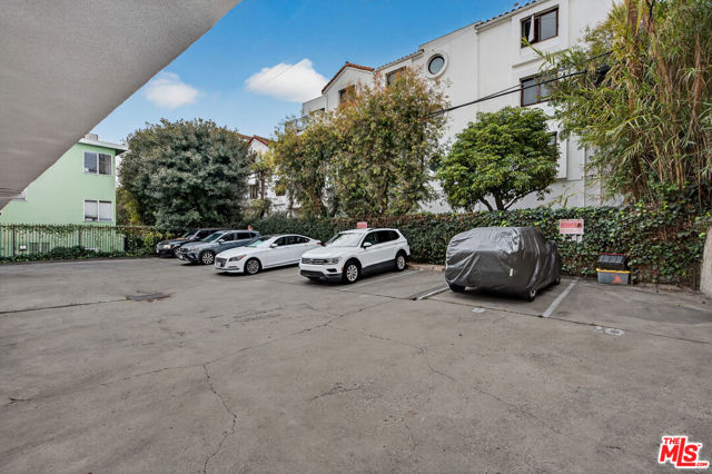 1429 Havenhurst Drive, West Hollywood CA: https://media.crmls.org/mediaz/7682bbcd-1404-40f6-9a4f-bf278f29aa06.jpg