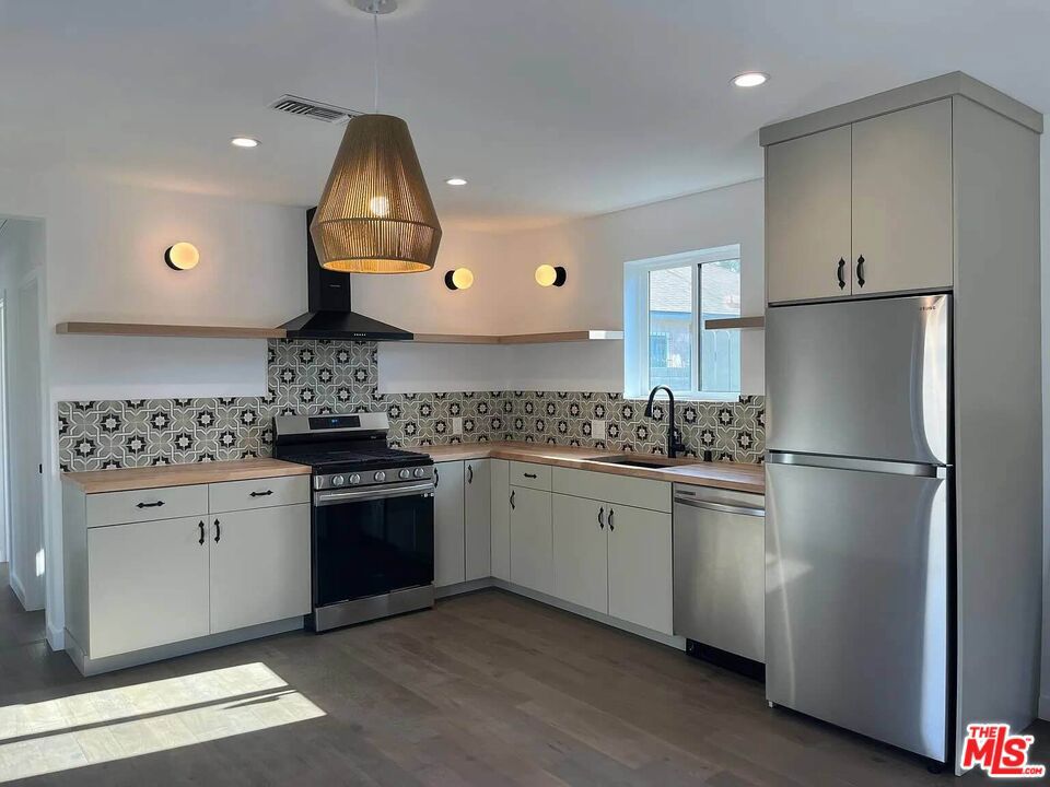 https://media.crmls.org/mediaz/7682fbd9-bfb8-4e59-a774-40b9897b81fd.jpg?preset=X-Large