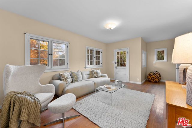 2107 Santa Rosa Avenue, Altadena CA: https://media.crmls.org/mediaz/76835c03-6e5c-42d6-aadd-9b42f47a9b6a.jpg