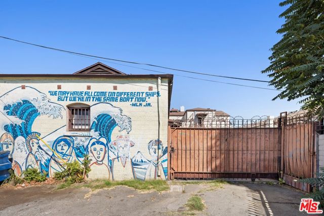 1291 N Willowbrook Avenue, Compton CA: https://media.crmls.org/mediaz/76836902-9685-493e-9ea1-134e7adb1e7e.jpg