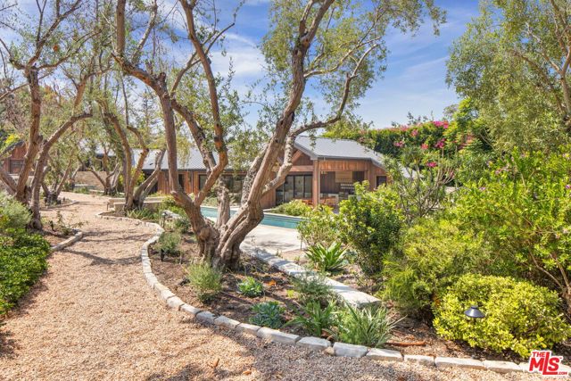937 & 935 Las Lomas Avenue, Pacific Palisades CA: https://media.crmls.org/mediaz/76836af4-2fe6-477f-be9a-61815486534f.jpg