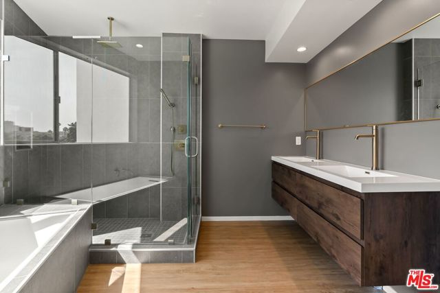 1244 14th Street, Santa Monica CA: https://media.crmls.org/mediaz/768375da-502d-41ff-9627-b083ab6cf7da.jpg