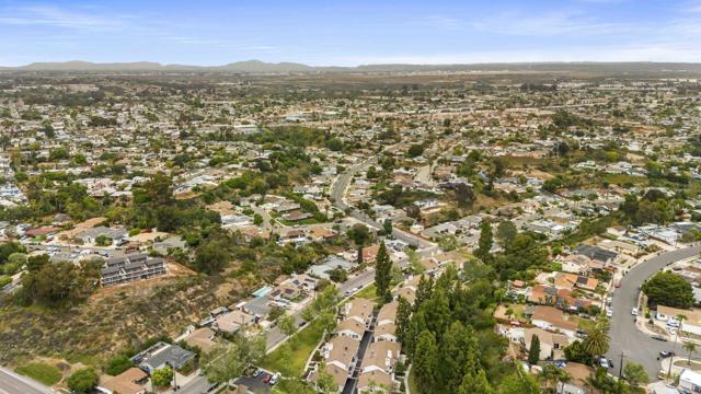 4535 Chateau Drive, San Diego CA: https://media.crmls.org/mediaz/768430af-941e-46b7-9892-33f81c338467.jpg