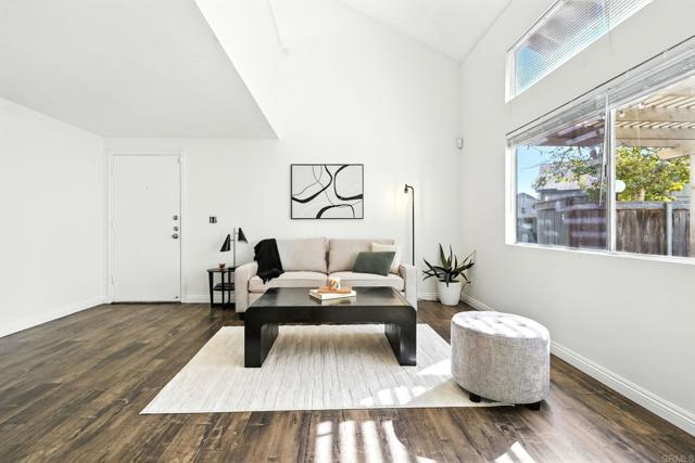 Detail Gallery Image 5 of 33 For 2876 Casey St #B,  San Diego,  CA 92139 - 3 Beds | 2 Baths