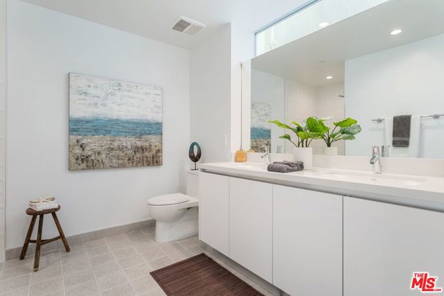 1827 Midvale Avenue, Los Angeles CA: https://media.crmls.org/mediaz/7684b709-2da6-4671-8935-315e66af3032.jpg