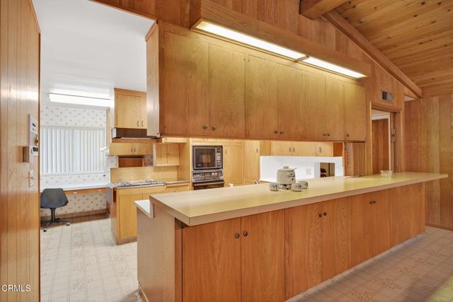 640 Fernwood Drive, Oxnard CA: https://media.crmls.org/mediaz/7685a7db-50a4-4c57-9ed5-85c893fec682.jpg