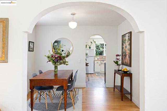 3742 Loma Vista AVE, Oakland CA: https://media.crmls.org/mediaz/7686c914-32b2-4c0c-9636-aef3a6c11f15.jpg