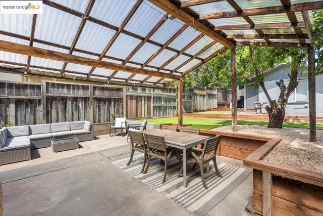 3148 Sylvan Ave, Oakland CA: https://media.crmls.org/mediaz/7687902b-93a3-48b2-b5ec-9be794648242.jpg