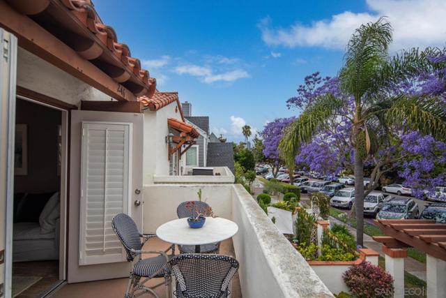246 C Avenue, Coronado CA: https://media.crmls.org/mediaz/76889872-baa1-4ae8-8973-1afc160c63d0.jpg