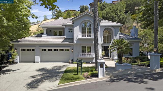 4253 Golden Oak Ct, Danville CA: https://media.crmls.org/mediaz/76898842-1ba7-420e-a95a-74a59fb99341.jpg