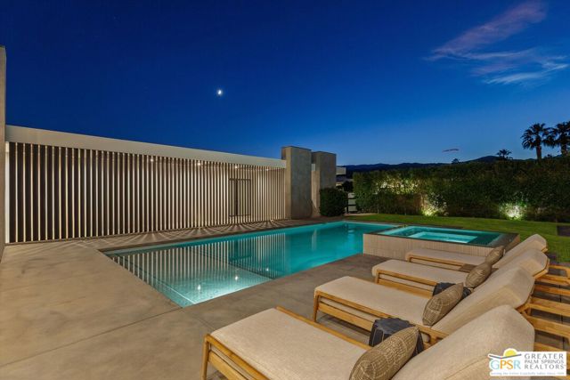 8 Desert Lark Circle, Rancho Mirage, CA 92270