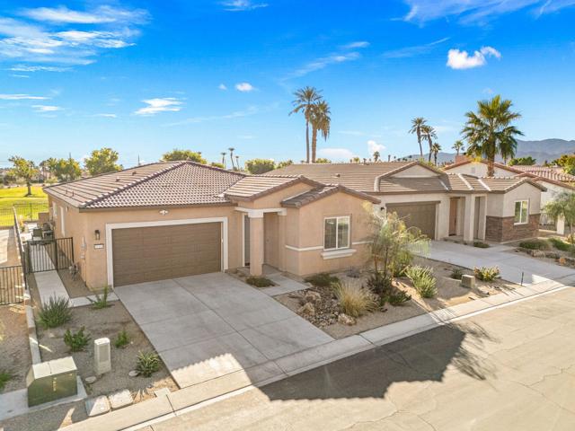 48406 Hepburn Drive, Indio CA: https://media.crmls.org/mediaz/768a5dc9-e966-4a87-ad77-6adb1854a2c9.jpg