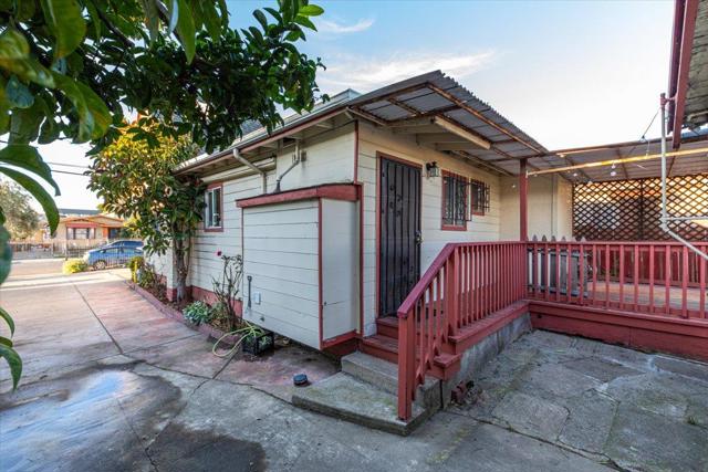 3014 Coolidge Avenue, Oakland CA: https://media.crmls.org/mediaz/768aa4df-ad94-4e7f-8188-0d18e3c2dccd.jpg