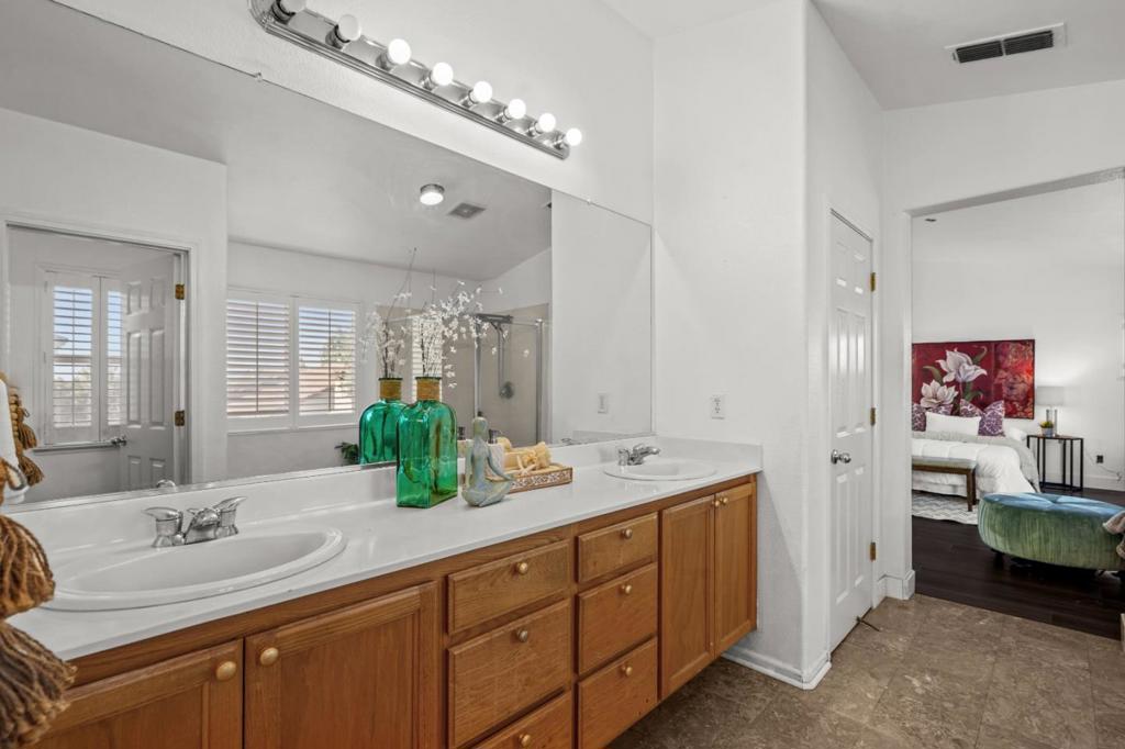 https://media.crmls.org/mediaz/768ce0be-d507-4b8a-be51-a2037ef8e946.jpg?preset=X-Large