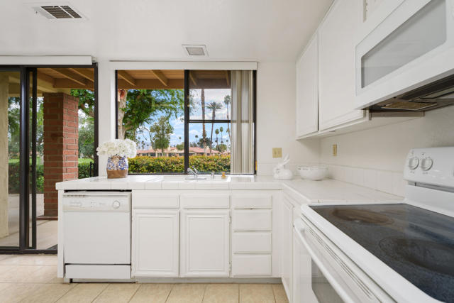 179 Las Lomas, Palm Desert CA: https://media.crmls.org/mediaz/768ce996-0cbc-4c4c-bae0-863647595990.jpg