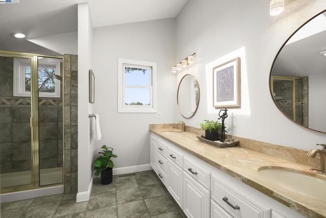 10 Easton Ct, Orinda CA: https://media.crmls.org/mediaz/768f2cf7-d18f-40c4-b232-61a3992727bf.jpg