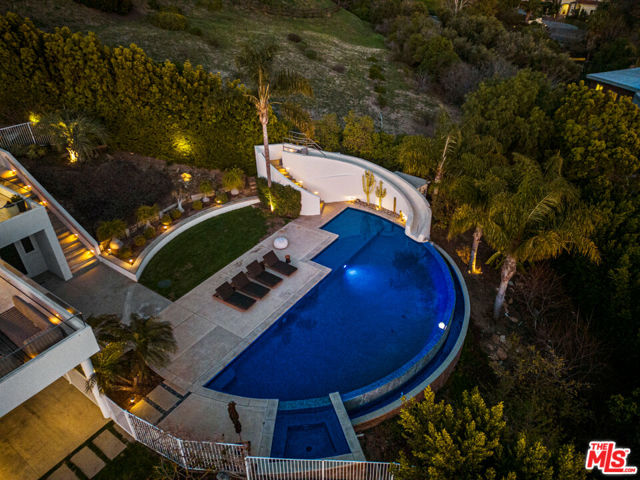 27454 Winding Way, Malibu CA: https://media.crmls.org/mediaz/768ffb6d-a8eb-4088-9001-69d1fdb2b2d0.jpg
