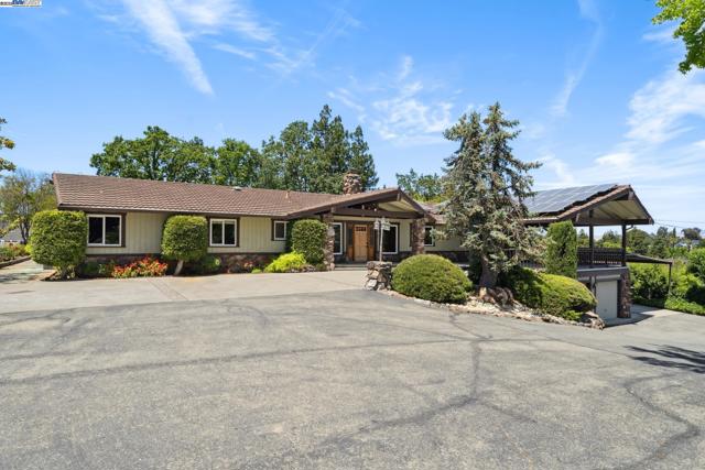 4558 Bernal Ave, Pleasanton CA: https://media.crmls.org/mediaz/76904bfd-922c-4e31-8495-8933a4258bac.jpg