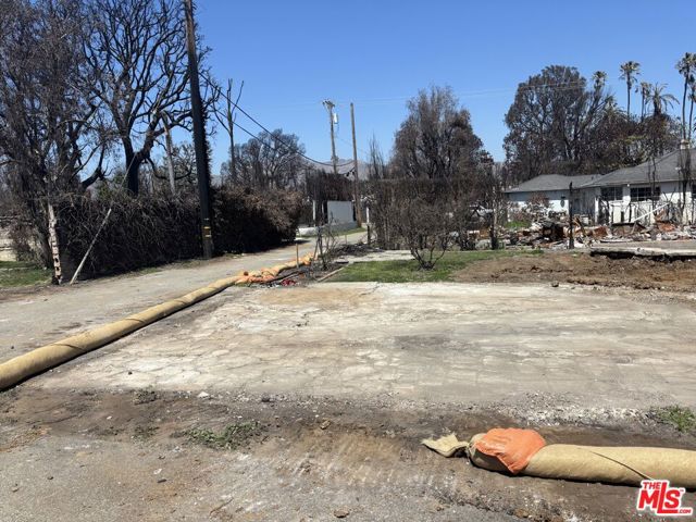 425 Swarthmore Avenue, Pacific Palisades CA: https://media.crmls.org/mediaz/769076d8-4ed2-4c87-acfe-49f6b60a4b1e.jpg