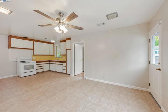 1315 Mersey Ave, San Leandro CA: https://media.crmls.org/mediaz/76912aa9-5720-4015-a297-21585d4a6b31.jpg