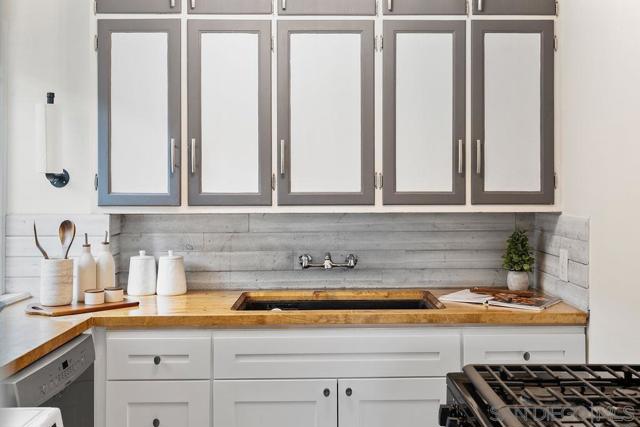 453 Westbourne St, La Jolla CA: https://media.crmls.org/mediaz/7692227e-64b7-4dba-9213-ce93307100d7.jpg
