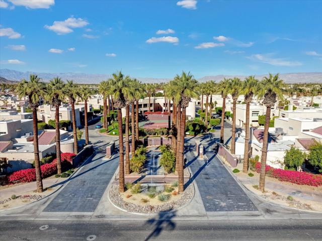 426 Village W Square, Palm Springs CA: https://media.crmls.org/mediaz/76942642-913f-4e94-980d-a31905e11597.jpg