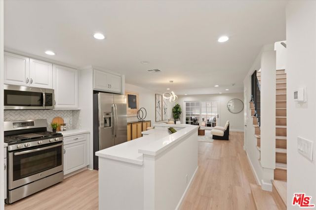 853 Larrabee Street, West Hollywood CA: https://media.crmls.org/mediaz/76946ef2-b045-42d8-a4e3-64895c1f0a32.jpg